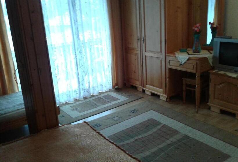 חדר סטנדרט לשלושה, Csaki Vendeghaz