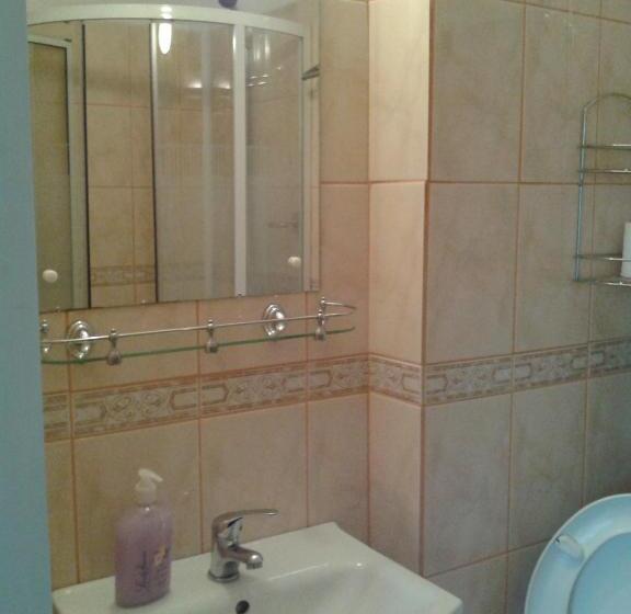 חדר סטנדרט לשלושה, Csaki Vendeghaz