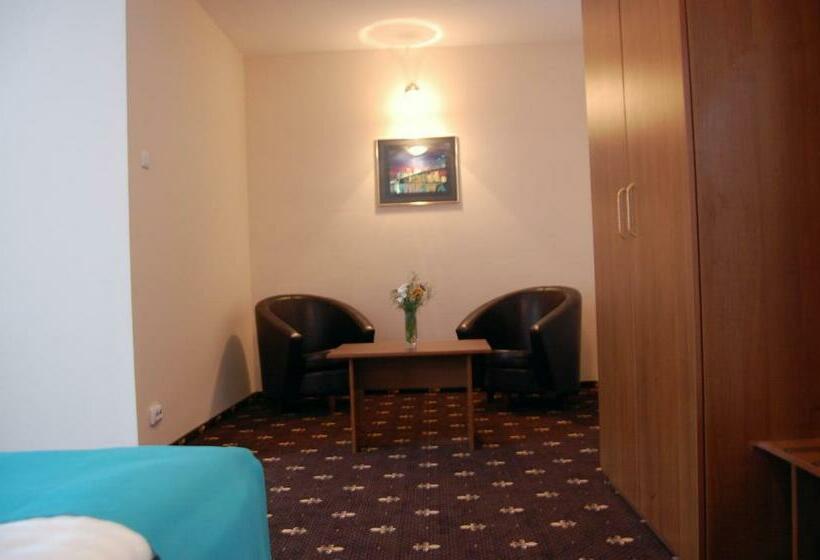 غرفة قياسية ثلاثية, Hostel Paltinis