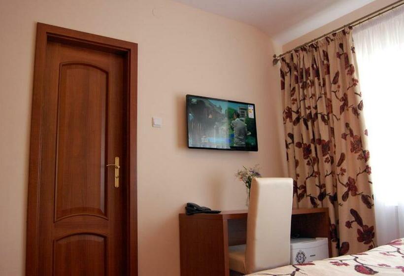 جناح جونيور, Hostel Paltinis