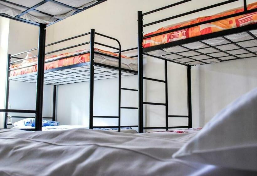 Łóżko we Wspólnym Pokoju, Hostel Pangeea