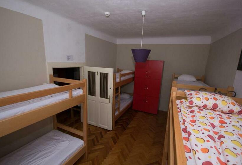 Łóżko we Wspólnym Pokoju, Hostel Pangeea