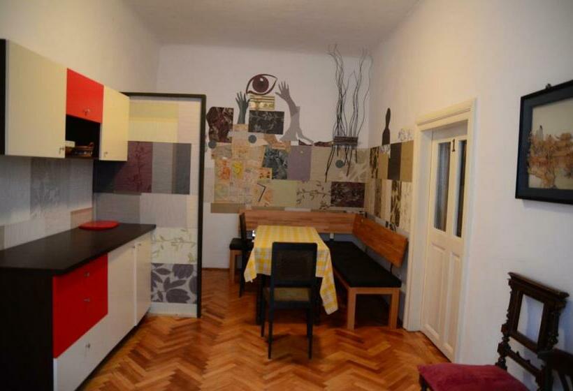 Łóżko we Wspólnym Pokoju, Hostel Pangeea