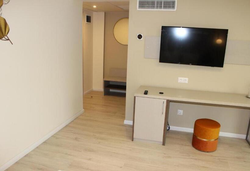 Quarto Deluxe, Anina