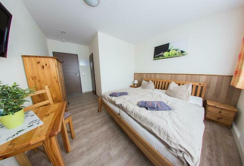 غرفة قياسية, Hollis Rast