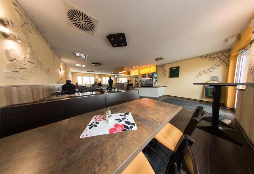 스탠다드 룸, Hollis Rast