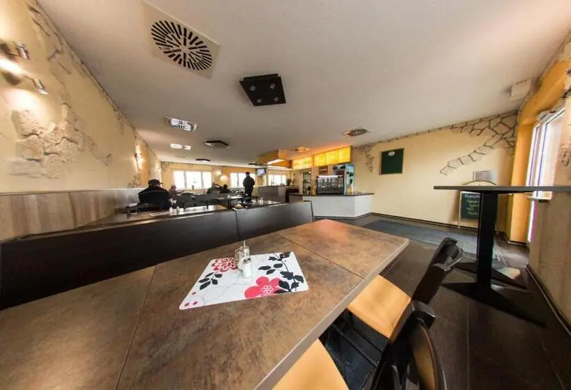 Standard-huone, Hollis Rast