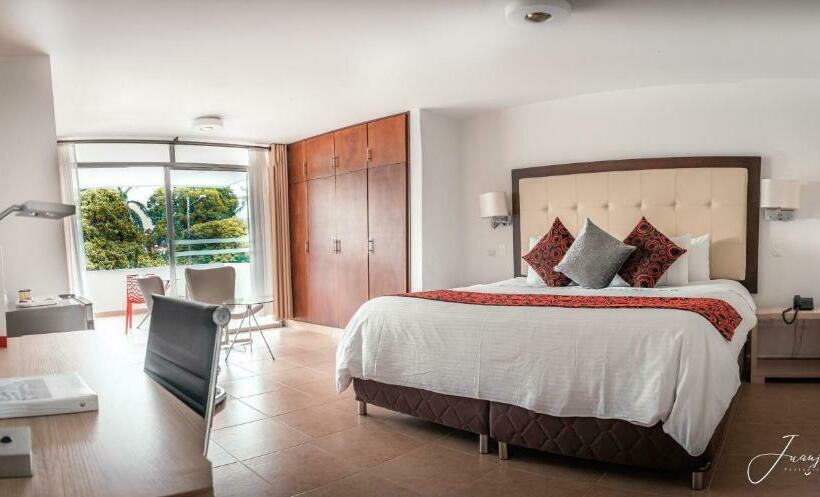 סוויטה עם מרפסת, Juan Maria