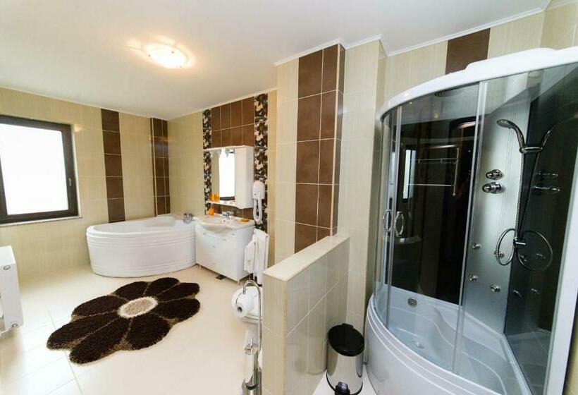 Номер Superior, Miky