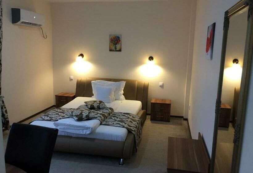 اتاق استاندارد با بالکن, Restaurant Oscar