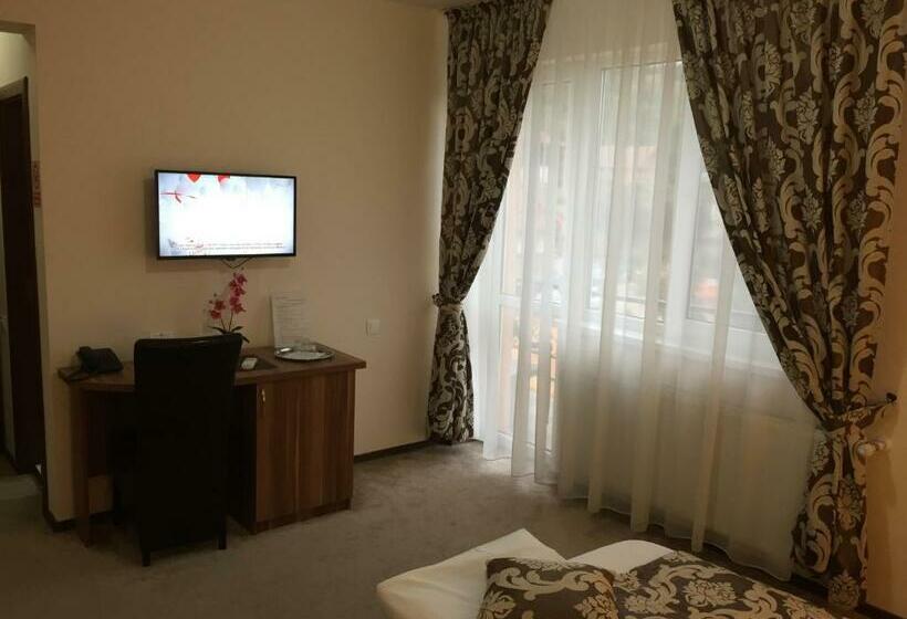 اتاق استاندارد با بالکن, Restaurant Oscar