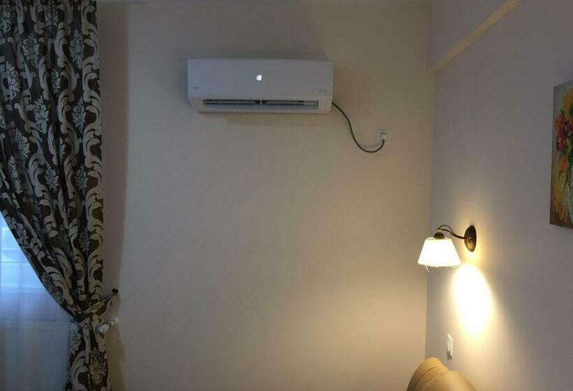 اتاق استاندارد با بالکن, Restaurant Oscar