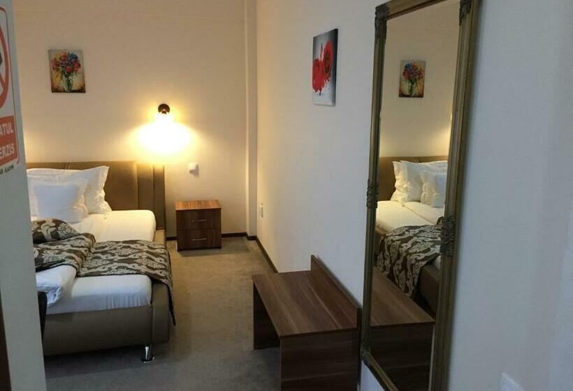 اتاق استاندارد با بالکن, Restaurant Oscar