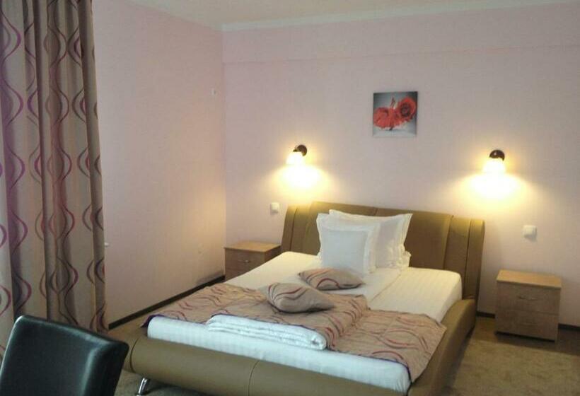 اتاق استاندارد با بالکن, Restaurant Oscar