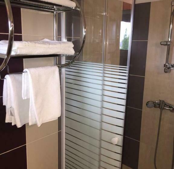 اتاق استاندارد با بالکن, Restaurant Oscar