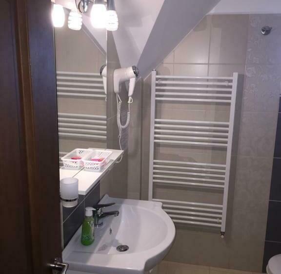 اتاق استاندارد با بالکن, Restaurant Oscar