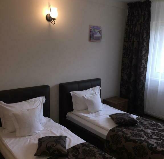 اتاق استاندارد با بالکن, Restaurant Oscar