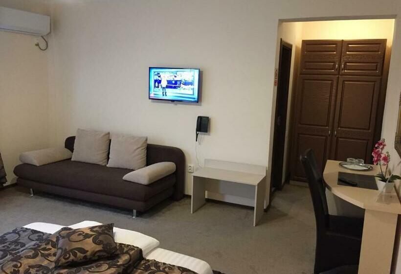 اتاق لوکس سه تخته, Restaurant Oscar