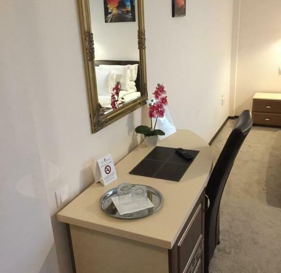 اتاق لوکس سه تخته, Restaurant Oscar