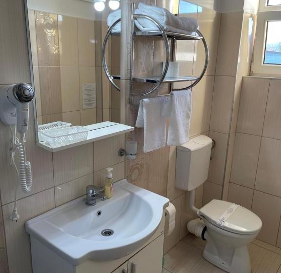 اتاق استاندارد با بالکن, Restaurant Oscar