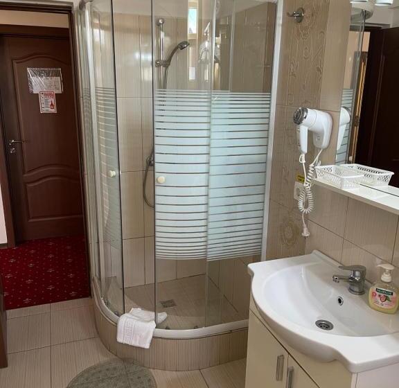 اتاق استاندارد با بالکن, Restaurant Oscar