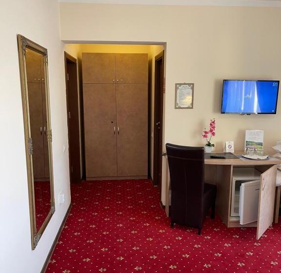 اتاق استاندارد با بالکن, Restaurant Oscar