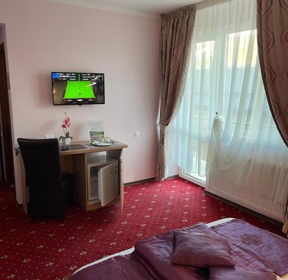 اتاق استاندارد با بالکن, Restaurant Oscar