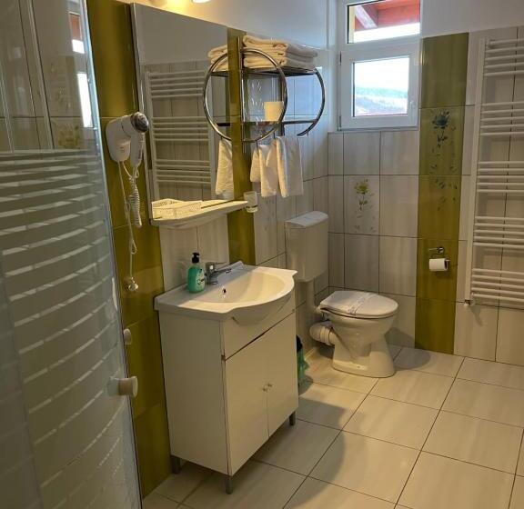 اتاق استاندارد, Restaurant Oscar