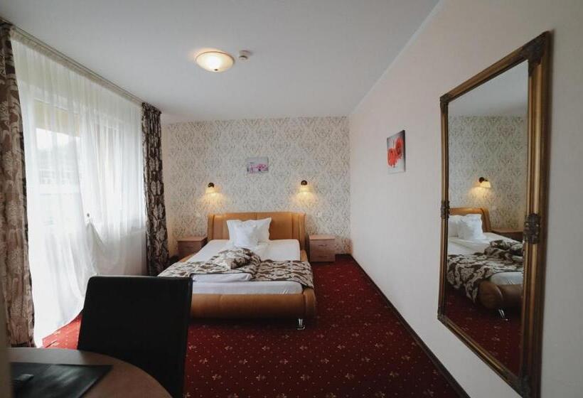 اتاق استاندارد با بالکن, Restaurant Oscar