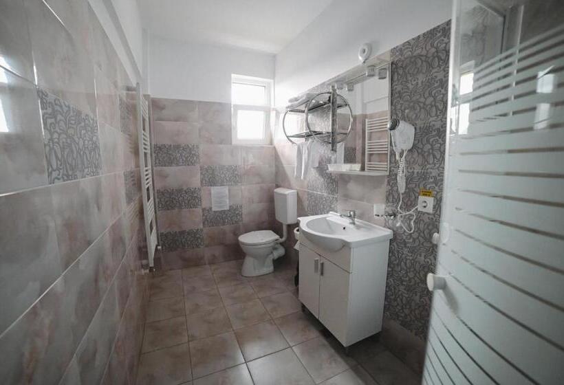 اتاق استاندارد با بالکن, Restaurant Oscar