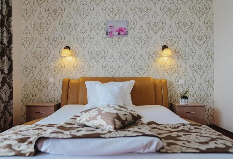 اتاق استاندارد با بالکن, Restaurant Oscar