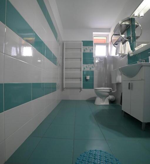 اتاق استاندارد با بالکن, Restaurant Oscar