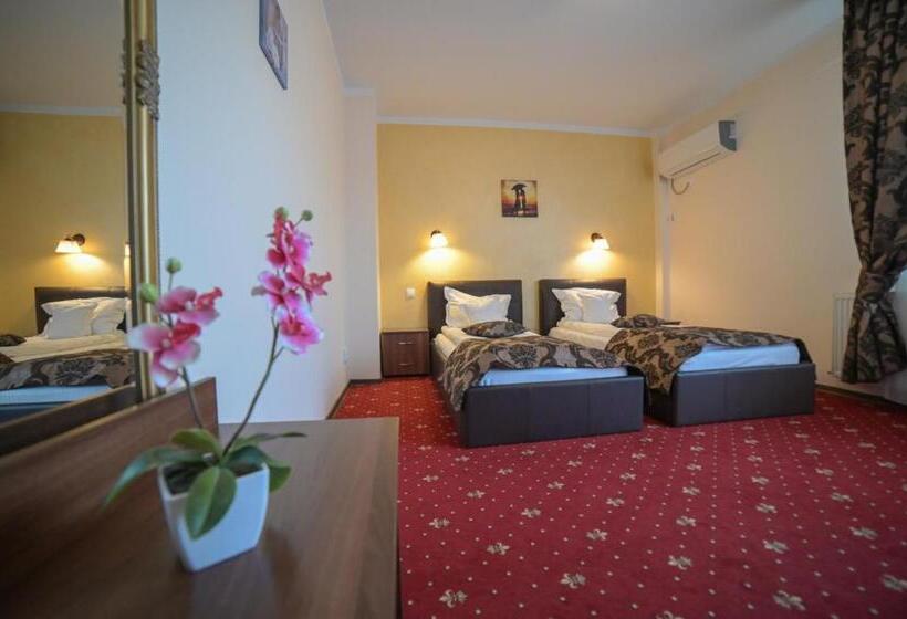 اتاق استاندارد با بالکن, Restaurant Oscar