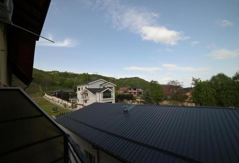 اتاق لوکس سه تخته, Restaurant Oscar