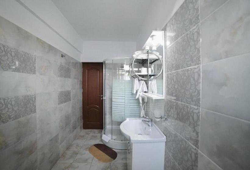 اتاق لوکس سه تخته, Restaurant Oscar