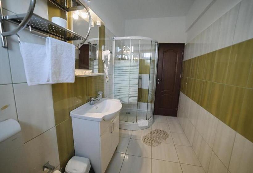 اتاق لوکس سه تخته, Restaurant Oscar