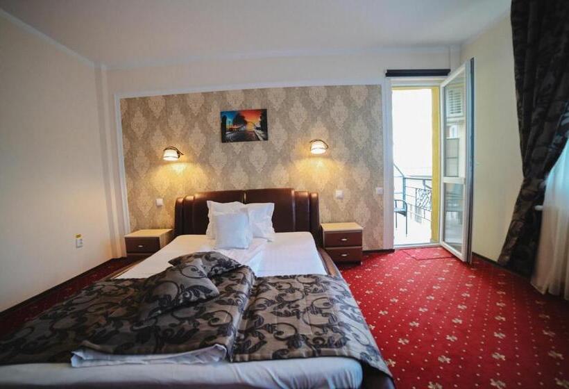 اتاق لوکس سه تخته, Restaurant Oscar