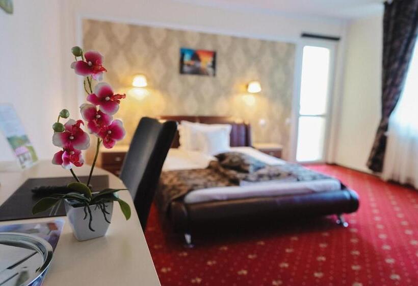 اتاق لوکس سه تخته, Restaurant Oscar