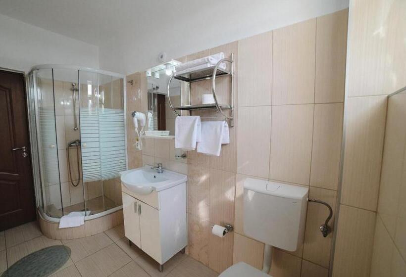 سوئیت با بالکن, Restaurant Oscar