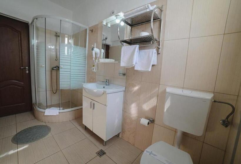 سوئیت با بالکن, Restaurant Oscar