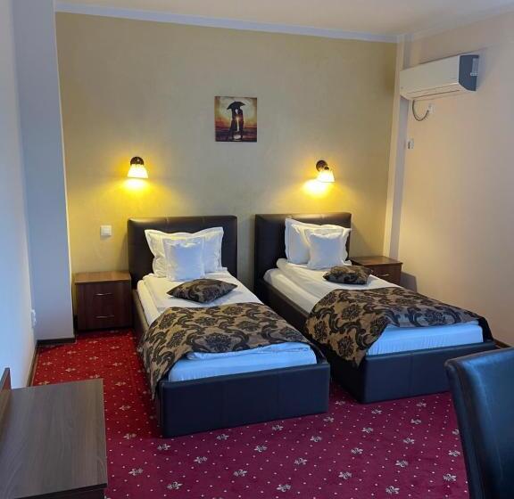 اتاق استاندارد با بالکن, Restaurant Oscar