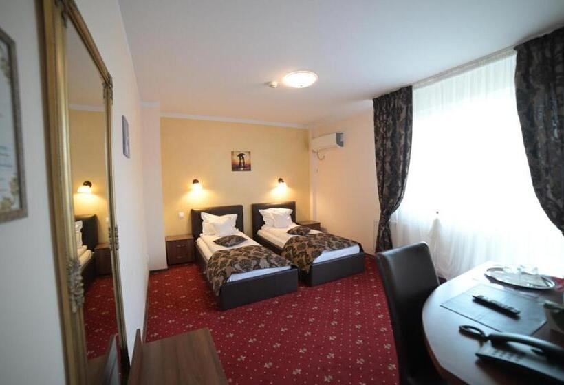 اتاق استاندارد با بالکن, Restaurant Oscar