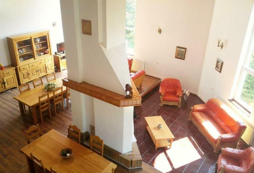 سوییت جونیور, Vila Carpathia