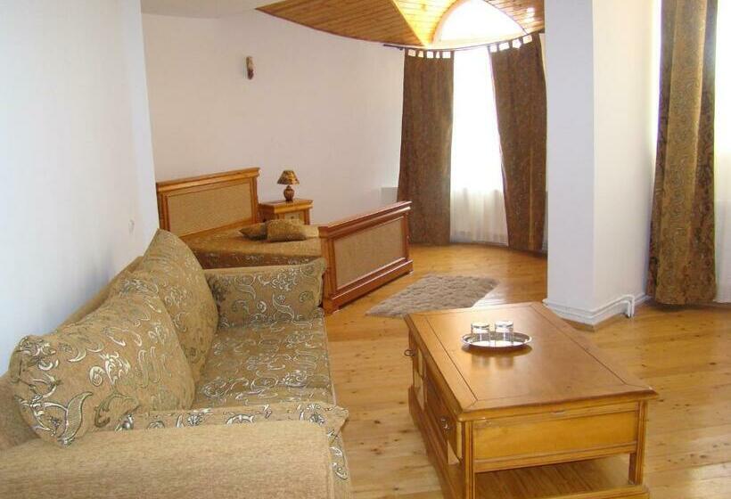 جناح جونيور, Vila Carpathia