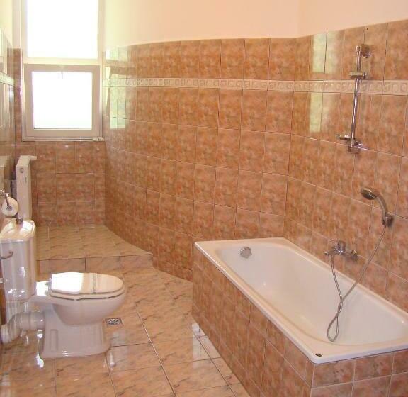 جناح جونيور, Vila Carpathia