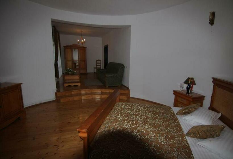 سوییت جونیور, Vila Carpathia