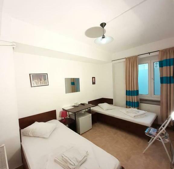 标准三人间, Taxi Hostel