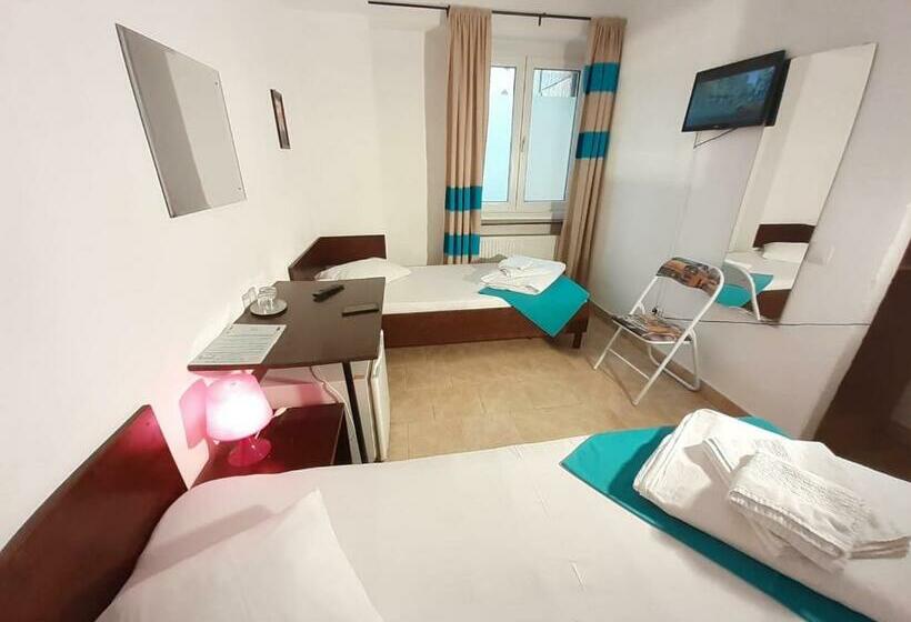 Номер Стандарт, Taxi Hostel
