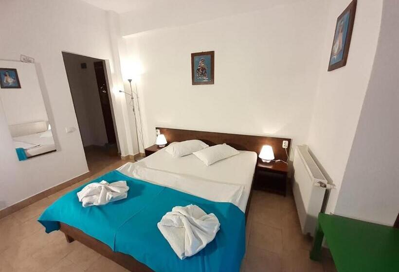 コンフォートルーム, Taxi Hostel