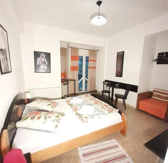 コンフォートルーム, Taxi Hostel